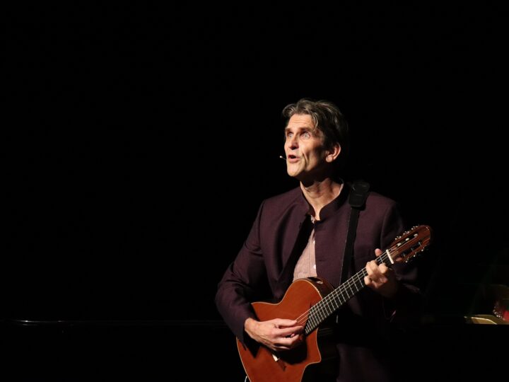 Op 5 oktober was er een speciale editie van ‘Zwijgen is een optie’ in Theater LUX in Nijmegen. Oleg Fateev speelde namelijk met ons mee op zijn bajan!